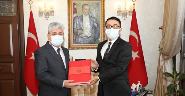 Vali Doğan’a ‘Hatay Devleti Resmi Gazetesi’ kitabı takdim edildi