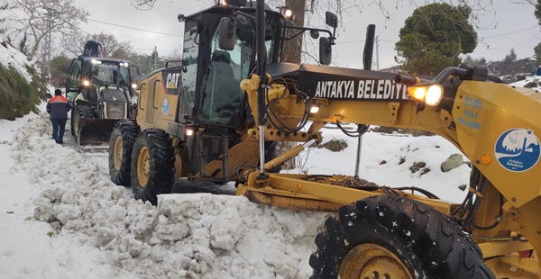 Antakya’da karla mücadele aralıksız sürüyor