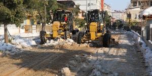 Karla kapanan yollar özveriyle açıldı