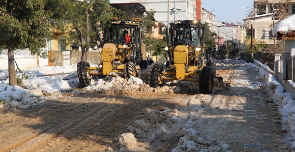Karla kapanan yollar özveriyle açıldı