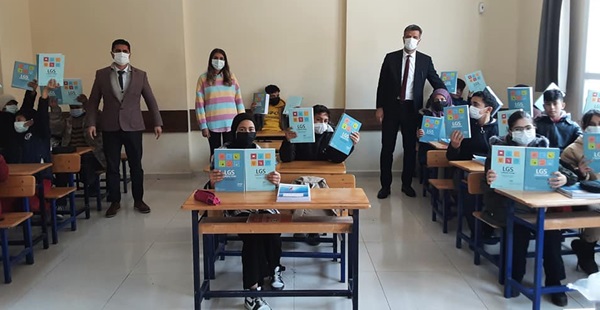 Müdür Çerko ücretsiz kitap dağıttı