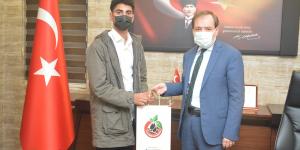 Kaymakam Gümrükçü, Hatay birincisi Yusuf Ali’yi ağırladı