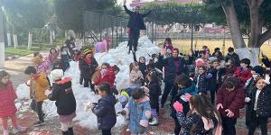 Başkan Gül, öğrencilerin ayaklarına kar getirdi