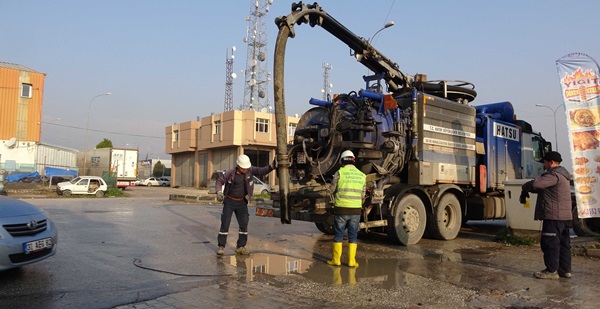 Tıkanan yağmur suyu mazgalları temizleniyor
