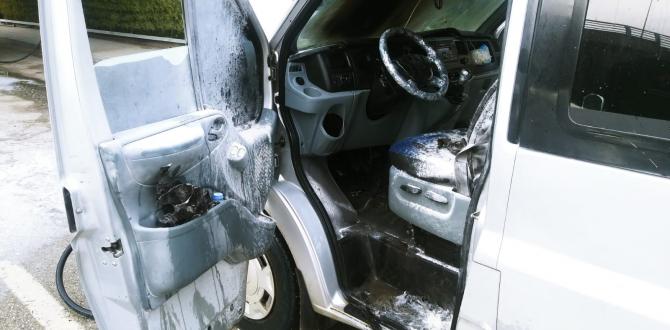 Hatay’da seyir halindeki minibüs alev aldı