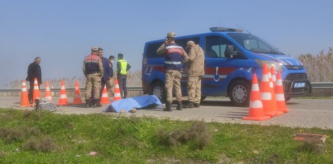 Otomobilin çarptığı motosiklet sürücüsü hayatını kaybetti