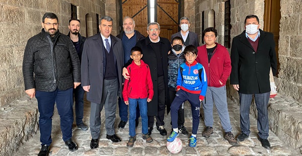 Vekil Yayman Payas’ta gençlerle buluştu