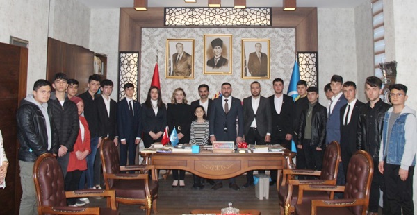 Ülkücüler İstiklal Marşı’nı en güzel okumak için yarıştı