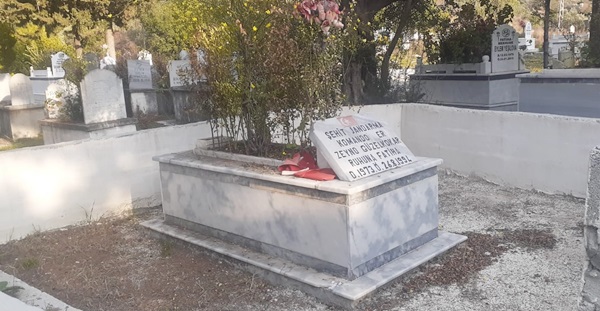 Şehit mezarına büyük saygısızlık