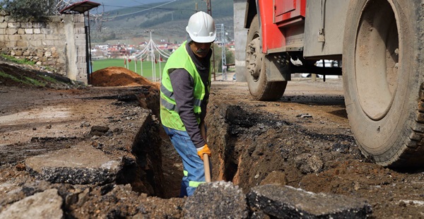 Kırıkhan’da şebeke yenileme çalışmaları tüm hız devam