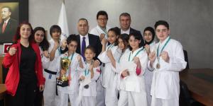 Gençler madalya coşkusunu Başkan Rıfat Sarı’yla paylaştı