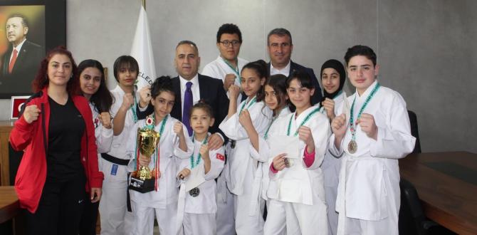 Gençler madalya coşkusunu Başkan Rıfat Sarı’yla paylaştı