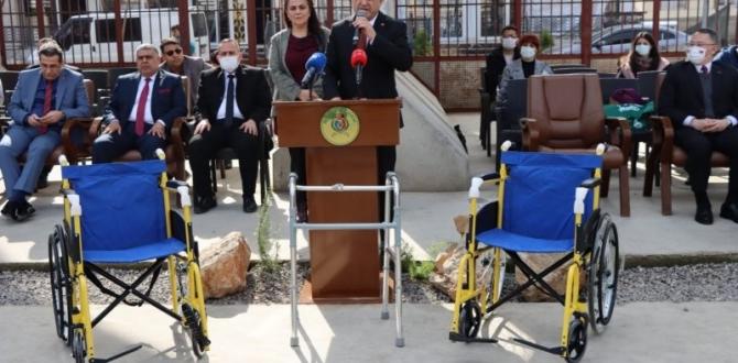 Hatay’da ihtiyaç sahiplerine tekerlekli sandalye dağıtıldı