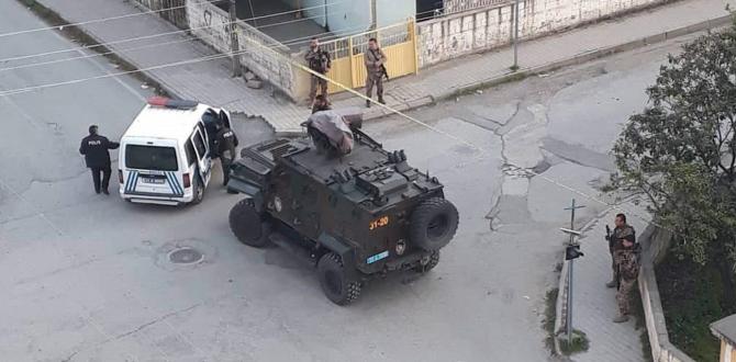 Hatay’da polise el bombası atan 2 kişi yakalandı