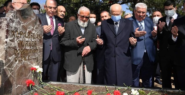 Bahçeli, Alparslan Türkeş’in anıt mezarını ziyaret etti