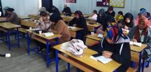 Hassa’da veliler çocuk ve torunları ile aynı sıralarda kitap okuyor