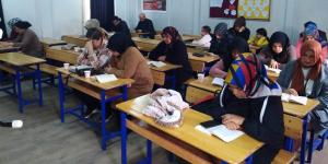 Hassa’da veliler çocuk ve torunları ile aynı sıralarda kitap okuyor