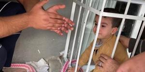 Kafası demir korkuluğa sıkışan çocuğu itfaiye kurtardı