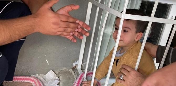 Kafası demir korkuluğa sıkışan çocuğu itfaiye kurtardı