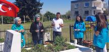 Gönüllü gençler şehit kabirlerini temizledi