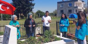 Gönüllü gençler şehit kabirlerini temizledi