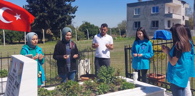 Gönüllü gençler şehit kabirlerini temizledi