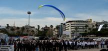 Yamaç paraşütçüsü törendeki kalabalığa çarptı