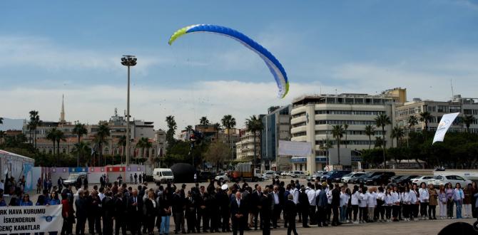 Yamaç paraşütçüsü törendeki kalabalığa çarptı