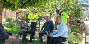 Hassa’da trafik polisi traktör sürücülerini bilgilendirdi