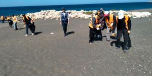 Samandağ sahilinde petrol kalıntıları için temizlik çalışması yapıldı