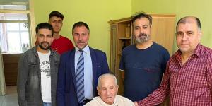 Hatay’da gönüllü berberler huzurevindeki yaşlıları tıraş etti