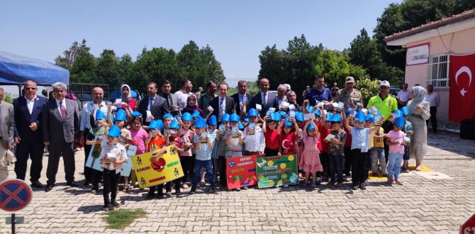 Öğrenciler trafik kurallarını eğitim parkurunda öğreniyor