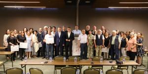 BAŞKAN SAVAŞ BAŞARILI ÖĞRENCİLERLE BURS ÇEKLERİNİ VERDI