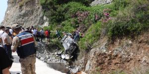 Hatay’da kaza: Araçta mahsur kalan yaralı kurtarıldı