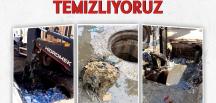 YAĞMUR SULARININ SÜRÜKLEDİĞİ ATIKLAR TEMİZLENİYOR