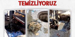YAĞMUR SULARININ SÜRÜKLEDİĞİ ATIKLAR TEMİZLENİYOR