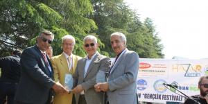 UGC’den Oflazoglu’na “En çalışkan başkan” ödülü