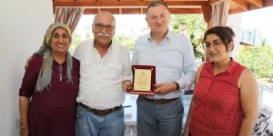 Bayırbucaklılardan Başkan Savaş’a plaket