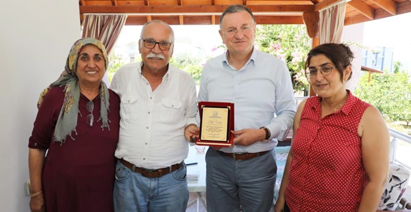 Bayırbucaklılardan Başkan Savaş’a plaket