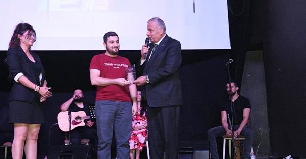 BAŞKAN YILMAZ, ‘EZAN SELA’ ADLI ŞİİRSEL TİYATROYA KATILDI