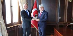 VALİ DOĞAN’A YILIN EN BAŞARILI YÖNETİCİSİ ÖDÜLÜ