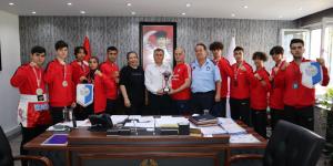 ŞAMPİYON SPORCULARDAN ANLAMLI ZİYARET