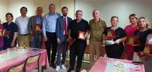 25 yılını dolduran sağlık çalışanlarına plaket verildi