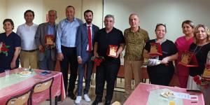25 yılını dolduran sağlık çalışanlarına plaket verildi