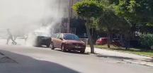 Hatay’da park halindeki otomobil bir anda dumana teslim oldu