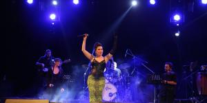 BURCU GÜNEŞ ARSUZ EXPO SAHNESİNDE HAYRANLARIYLA BULUŞTU