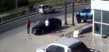 Hatay’da yol verme tartışmasından sonra otomobile taşla saldırdılar
