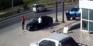 Hatay’da yol verme tartışmasından sonra otomobile taşla saldırdılar