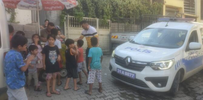 Polis operasyonda çocuklar korkmasın diye dondurma dağıttı